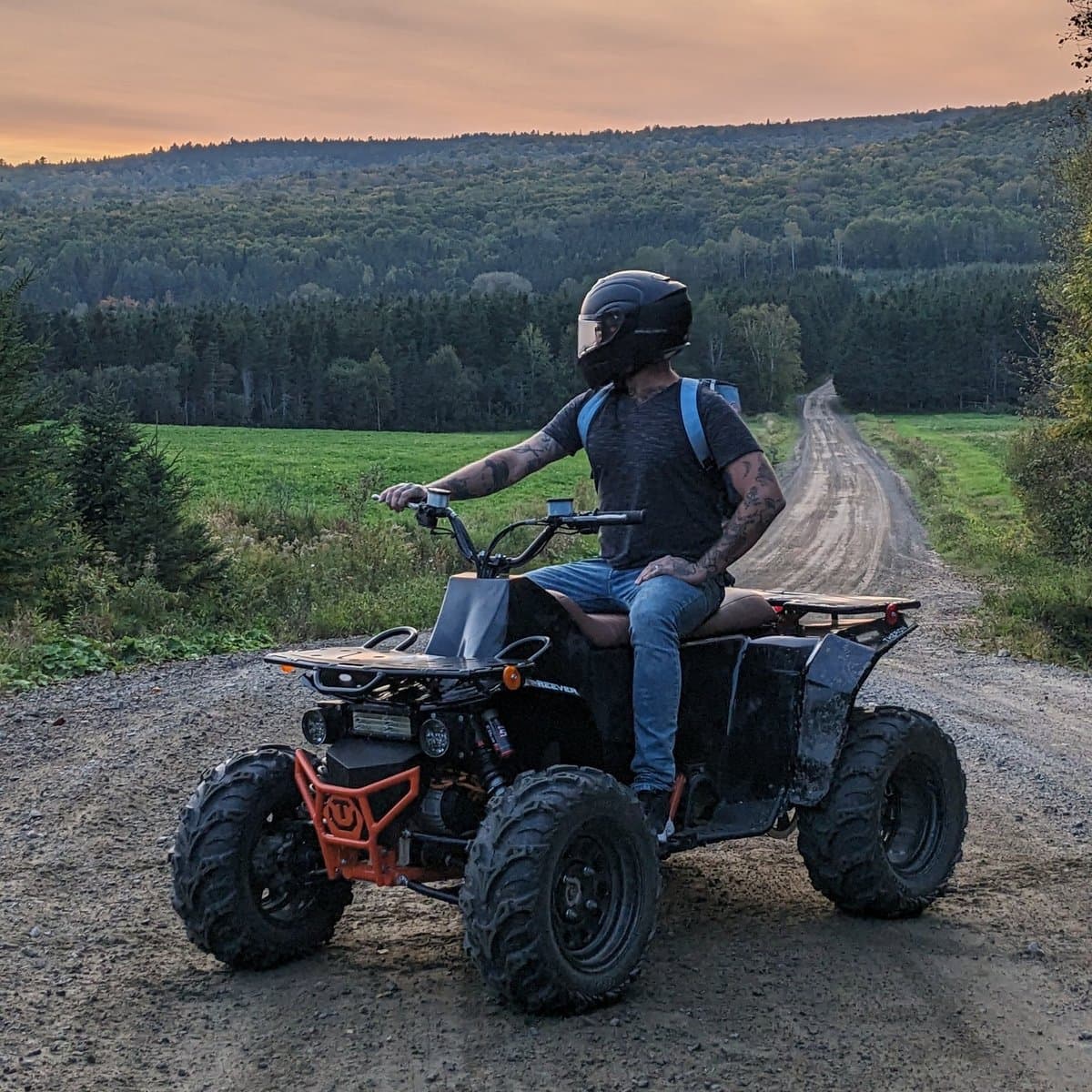 VTT électrique Reever au coucher du soleil sur un sentier québécois