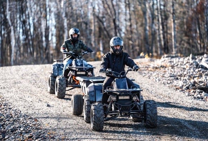Deux prototypes Reever en randonnée sur un sentier au Québec