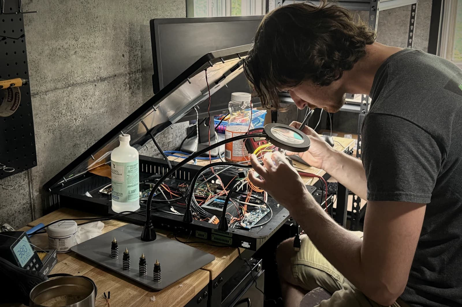 Assemblage de précision de blocs-batteries et travaux d’électronique à l’atelier Ixian